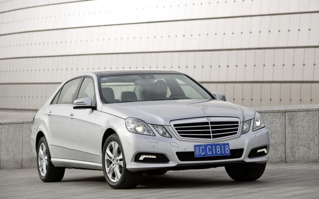 2010_E-Class_E300L_9