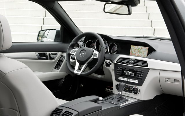 2010-S204-W204_C-Klasse_Interieur_04