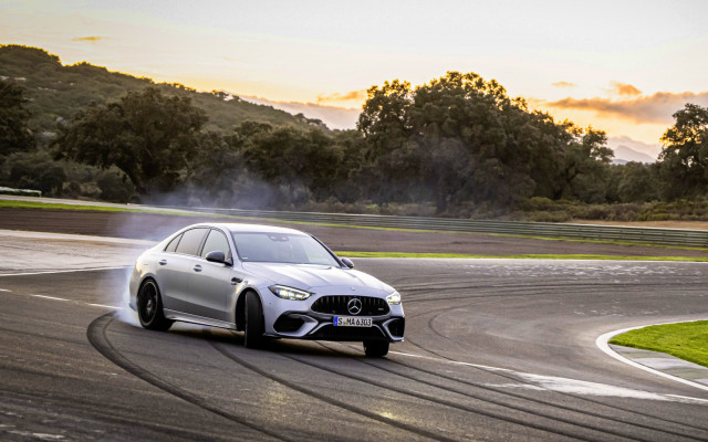 2023_amg_c63se-performance_12_drift